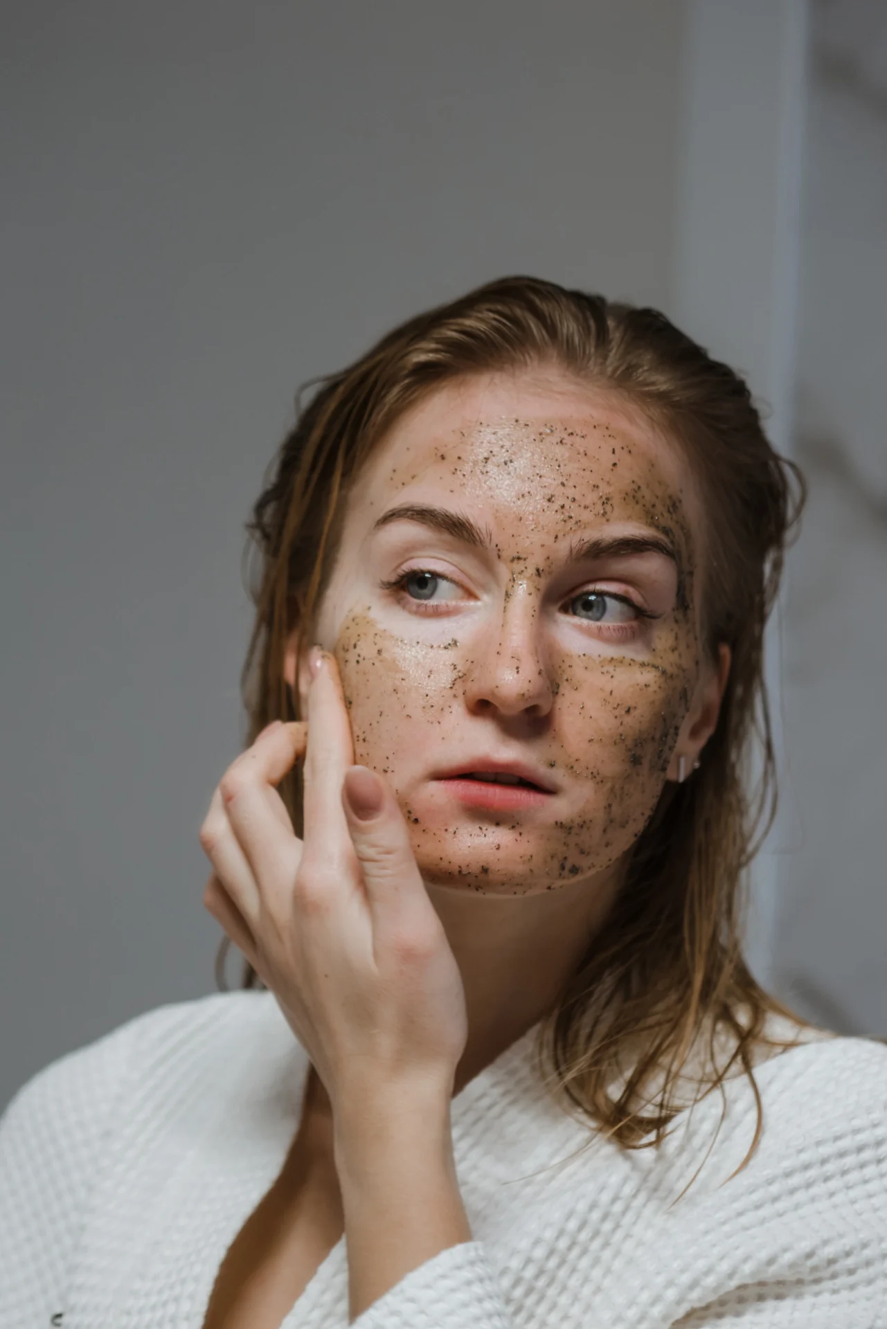 Mujer mascarilla facial en pamplona