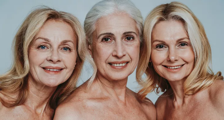 Tres mujeres maduras sonrientes, salud y bienestar femenino